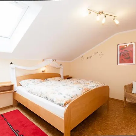 Spacious In Tresdorf With Swimming Pool 아파트 비에탁